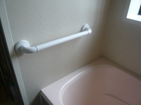 浴室：立ち上がりと移動のためにI型に設置