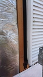 窓廻りには、施工前には無かった防水テープを貼ります。